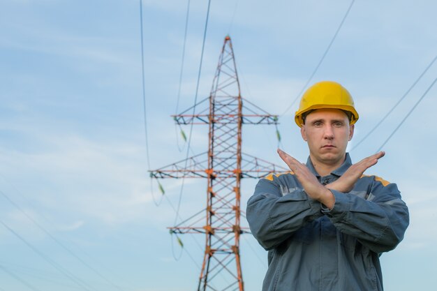 Jonge power engineer close-up op de werkplek.