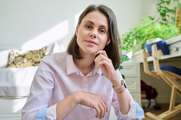 Jonge pratende vrouw kijken naar camera webcam weergave Mooie vrouw maken van video-oproep conferentie chat chatten online opname vlog Technologie werk vrije tijd freelancen jongeren