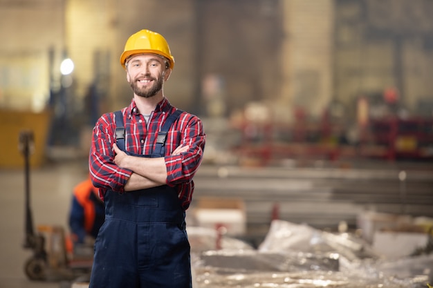 Jonge professional in de industrie staan in werkplaats van grote plant of fabriek