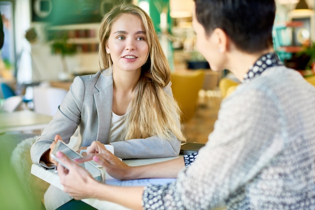 Foto jonge professional in zakelijke bijeenkomst