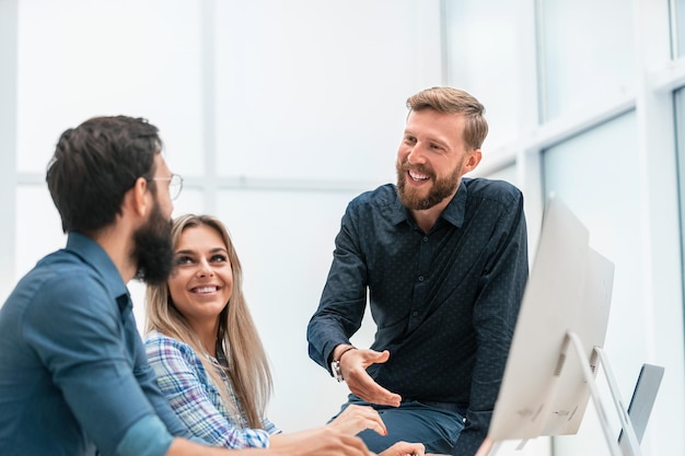 Jonge professionals schudden handen op de werkplek