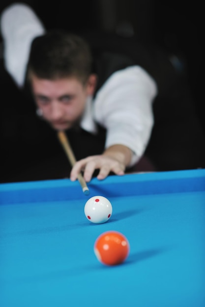 jonge professionele biljartspeler die de beste oplossing en rechte hoek vindt bij biljart- of snookerpoolsportspel