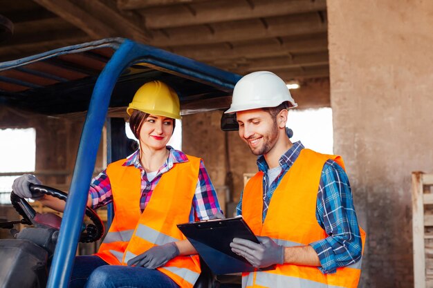 Jonge professionele fabrieksarbeiders bespreken werkproblemen