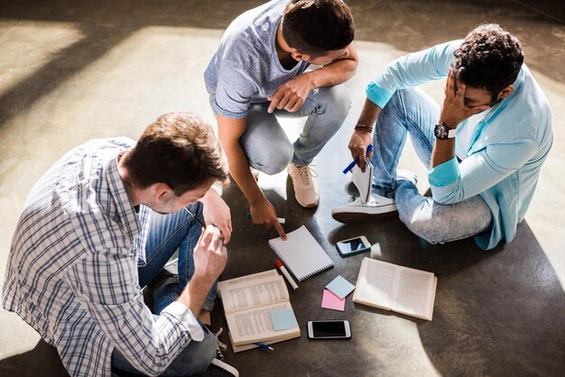 Jonge professionele groep die werkt aan een nieuw zakelijk project in een klein kantoor