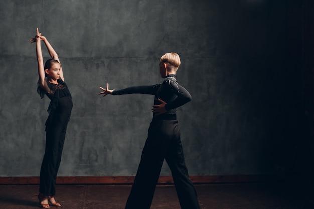 Jonge professionele sportdansers die in balzaal Paso doble dansen.