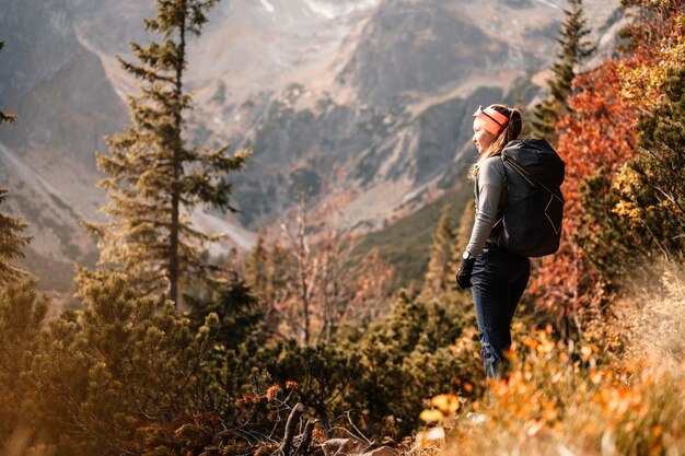 Jonge reiziger wandelen meisje met rugzakken wandelen in de bergen Zonnig landschap Toeristische reiziger op achtergrond weergave mockup Hoge tatra slowakije