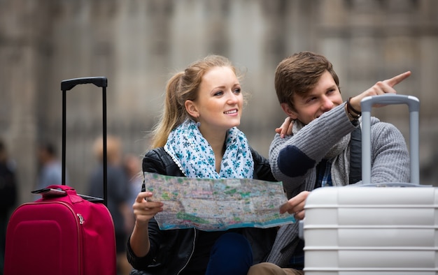 Foto jonge reizigers met stadsplattegrond op straat