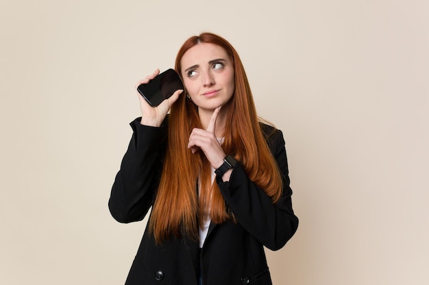 Jonge rode haar zakenvrouw met behulp van haar mobiele telefoon geïsoleerd