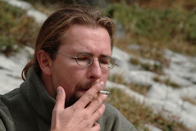 Foto jonge rokende man