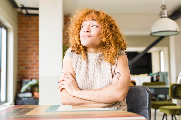 Jonge roodharige Latijnse mooie vrouw in een nieuw cool huis