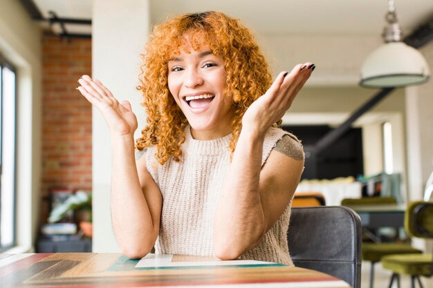 Jonge roodharige Latijnse mooie vrouw in een nieuw cool huis