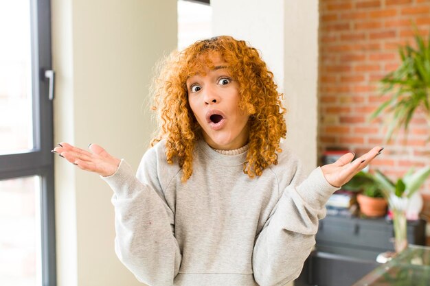 Jonge roodharige latijnse mooie vrouw in een nieuw cool huis