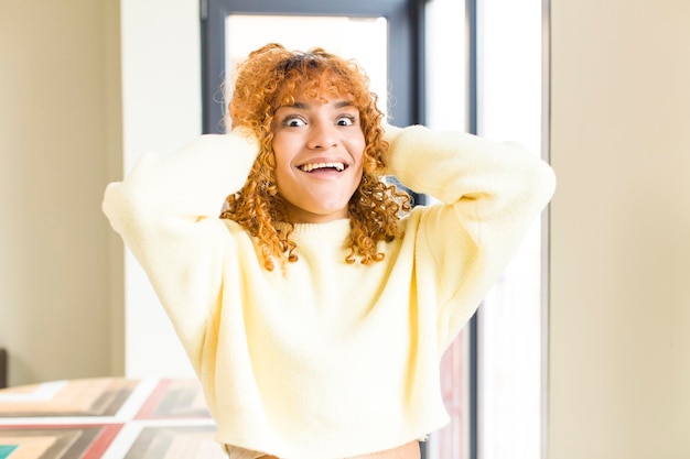 Foto jonge roodharige latijnse mooie vrouw in een nieuw cool huis