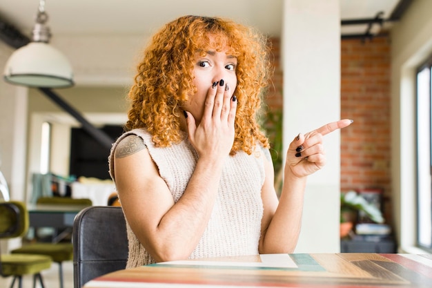 Foto jonge roodharige latijnse mooie vrouw in een nieuw cool huis