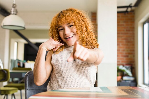 Jonge roodharige Latijnse mooie vrouw in een nieuw cool huis