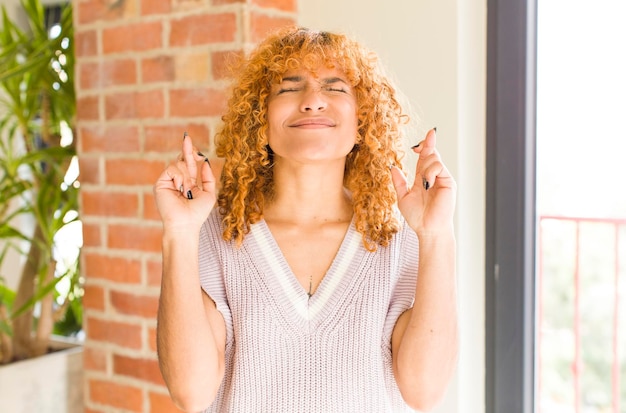 Foto jonge roodharige latijnse mooie vrouw in een nieuw cool huis