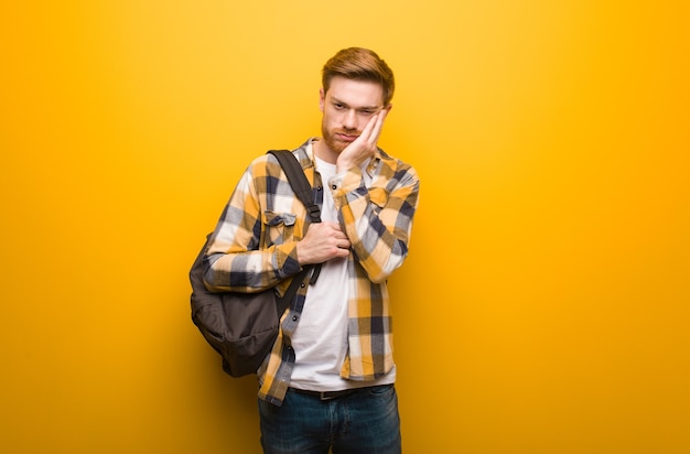 Jonge roodharige student man moe en erg slaperig