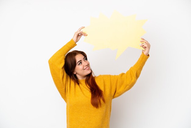 Jonge roodharige vrouw geïsoleerd op een witte achtergrond met een lege tekstballon