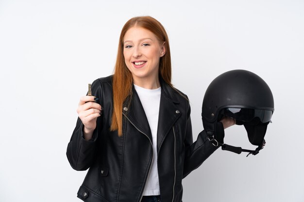 Jonge roodharigevrouw met een motorhelm