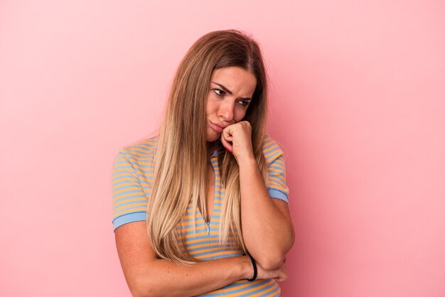 Jonge Russische die vrouw op roze achtergrond wordt geïsoleerd die nummer één met vinger toont.