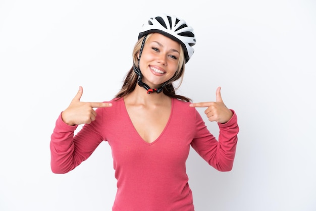 Jonge russische vrouw draagt een fietshelm geïsoleerd op een witte achtergrond trots en zelfvoldaan