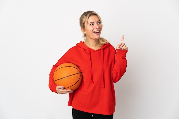 Jonge Russische vrouw geïsoleerd op een witte achtergrond die basketbal speelt en een idee heeft