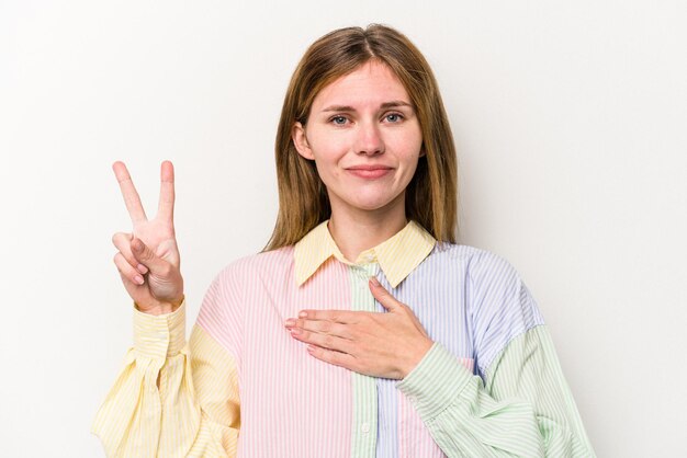 Jonge Russische vrouw geïsoleerd op een witte achtergrond die een eed aflegt en hand op de borst legt