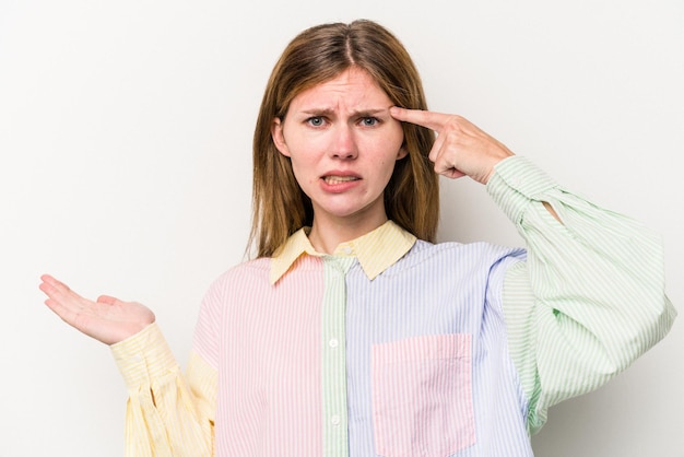 Foto jonge russische vrouw geïsoleerd op een witte achtergrond die een product bij de hand houdt en toont