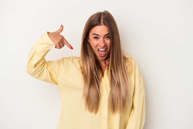 Jonge Russische vrouw geïsoleerd op een witte achtergrond persoon die met de hand wijst naar een shirt kopieerruimte, trots en zelfverzekerd?