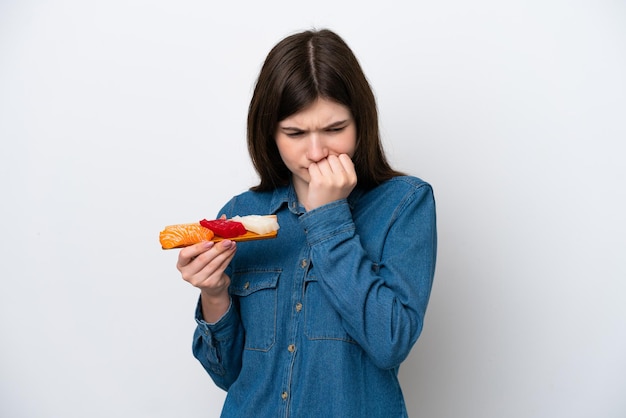 Jonge Russische vrouw met sashimi geïsoleerd op een witte achtergrond die twijfels heeft