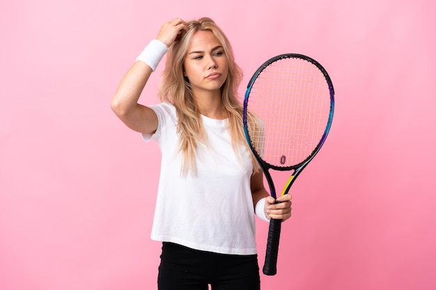Jonge russische vrouw tennissen geïsoleerd op paarse achtergrond twijfels terwijl hoofd krabben