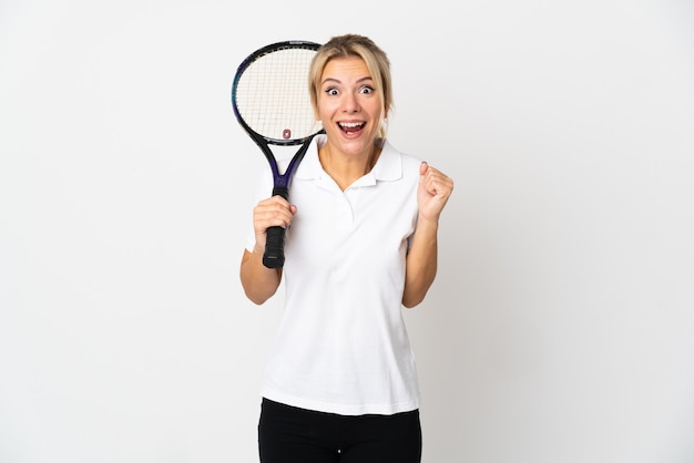 Jonge Russische vrouw tennisser geïsoleerd op een witte achtergrond vieren een overwinning in winnaar positie