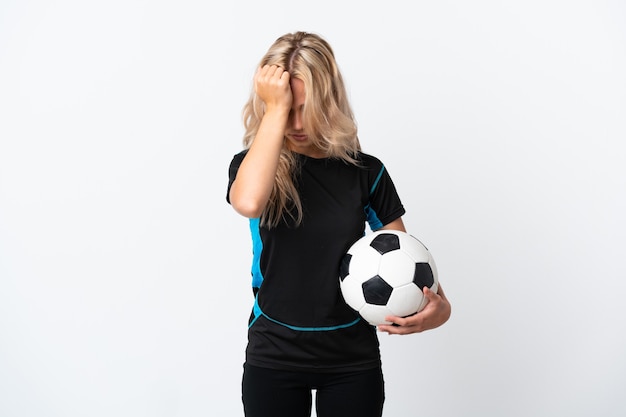 Jonge Russische vrouw voetballen geïsoleerd op een witte muur met hoofdpijn
