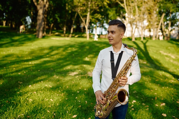 Jonge saxofonist speelt melodie op gouden saxofoon