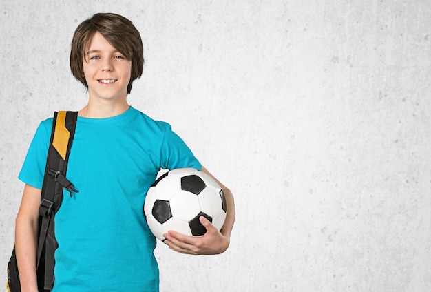 Foto jonge schattige jongen met voetbalbal