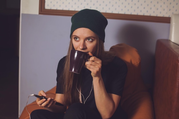 Jonge schattige vrouw hipster luisteren muziek in koptelefoon