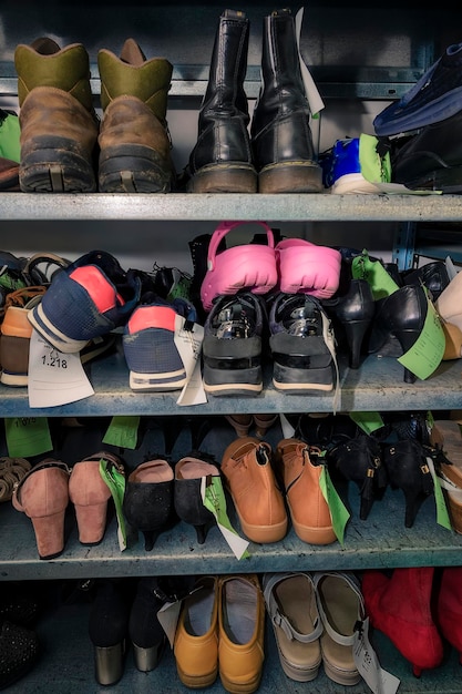 Jonge schoenmaker die schoeisel in werkplaats herstelt.