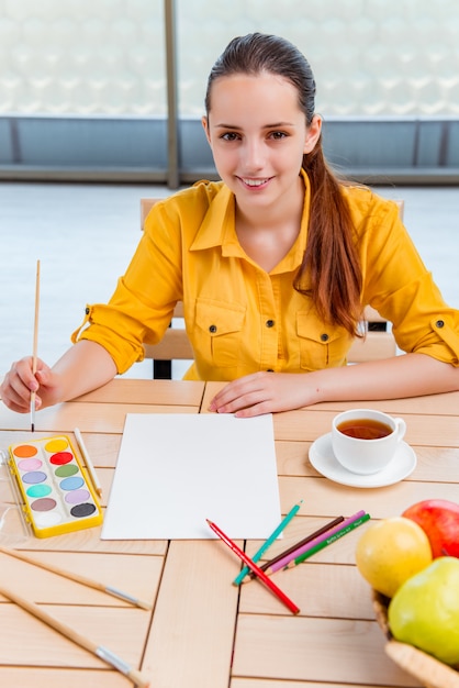 Jonge school gilr afbeeldingen tekenen thuis