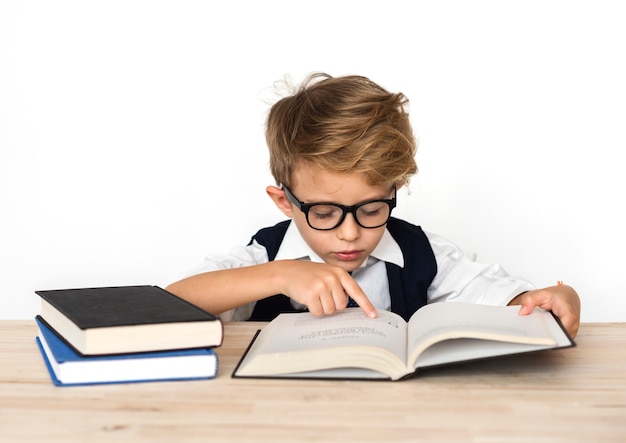 Jonge schooljongen schrijven van boekenwurm onderwijs