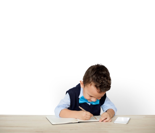 Jonge schooljongen schrijven van boekenwurm onderwijs