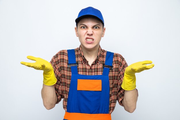 Jonge schoonmaakster met uniform en pet met handschoenen geïsoleerd op een witte muur