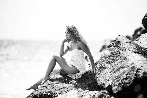 Jonge sexy vrouw op zee Zomer strand sensueel meisje Meisje in witte jurk op tropische strandvakantie