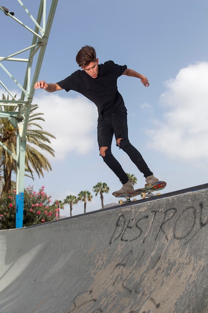 Jonge skateboarder die trucs in een park uitvoert.