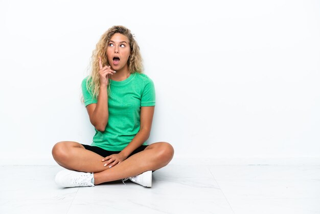 Jonge skatervrouw over geïsoleerde blauwe achtergrond