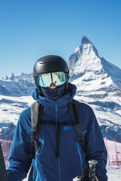 Foto jonge skiër geniet van een mooie zonnige dag in het skigebied van zermatt met een skiër in de bergen
