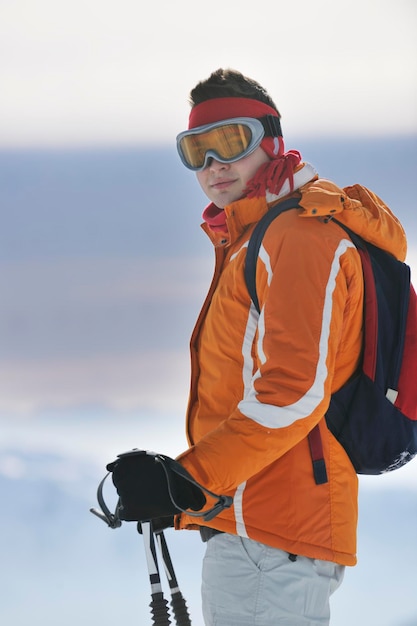 Foto jonge skiër ontspannen op mooie zonnige winterdag