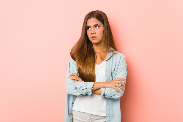 Jonge slanke vrouw moe van een zich herhalende taak.