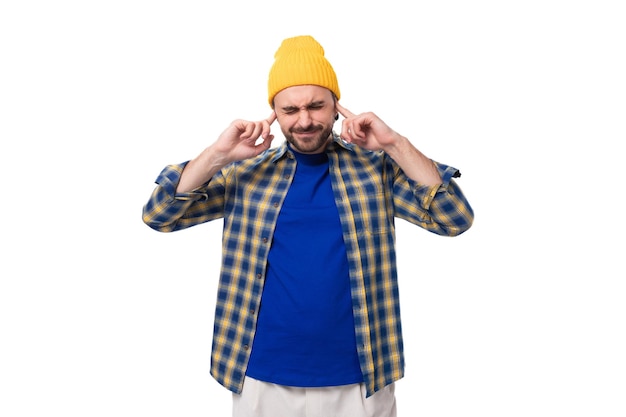 Foto jonge slimme blanke brunette knappe man met een goed verzorgde baard en snor in een geruite shirt