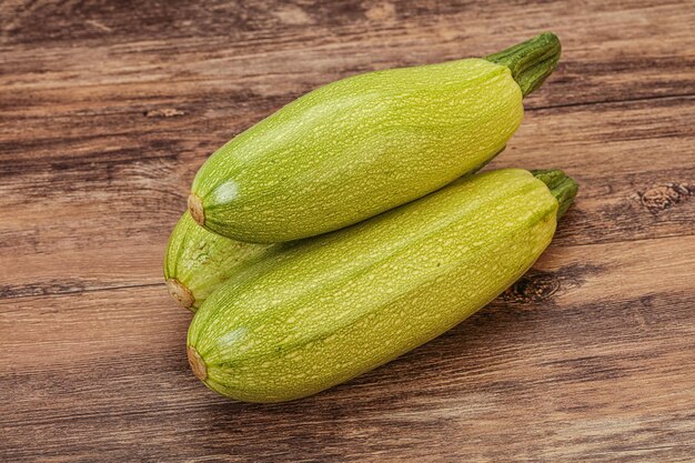 Jonge smakelijke courgette over boord