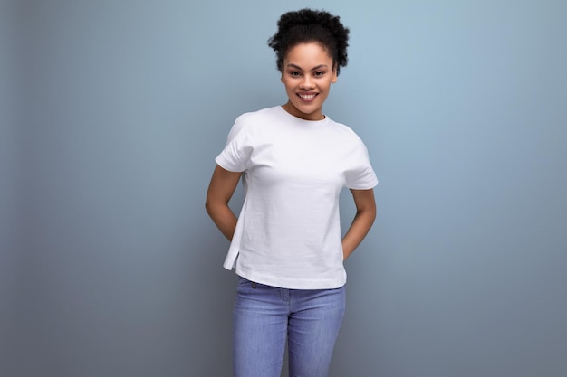 Jonge Spaanse brunette vrouw gekleed in witte t-shirt met afdrukbare sjabloon